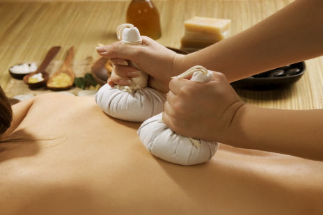 Thai herbal massage at Samranjai 